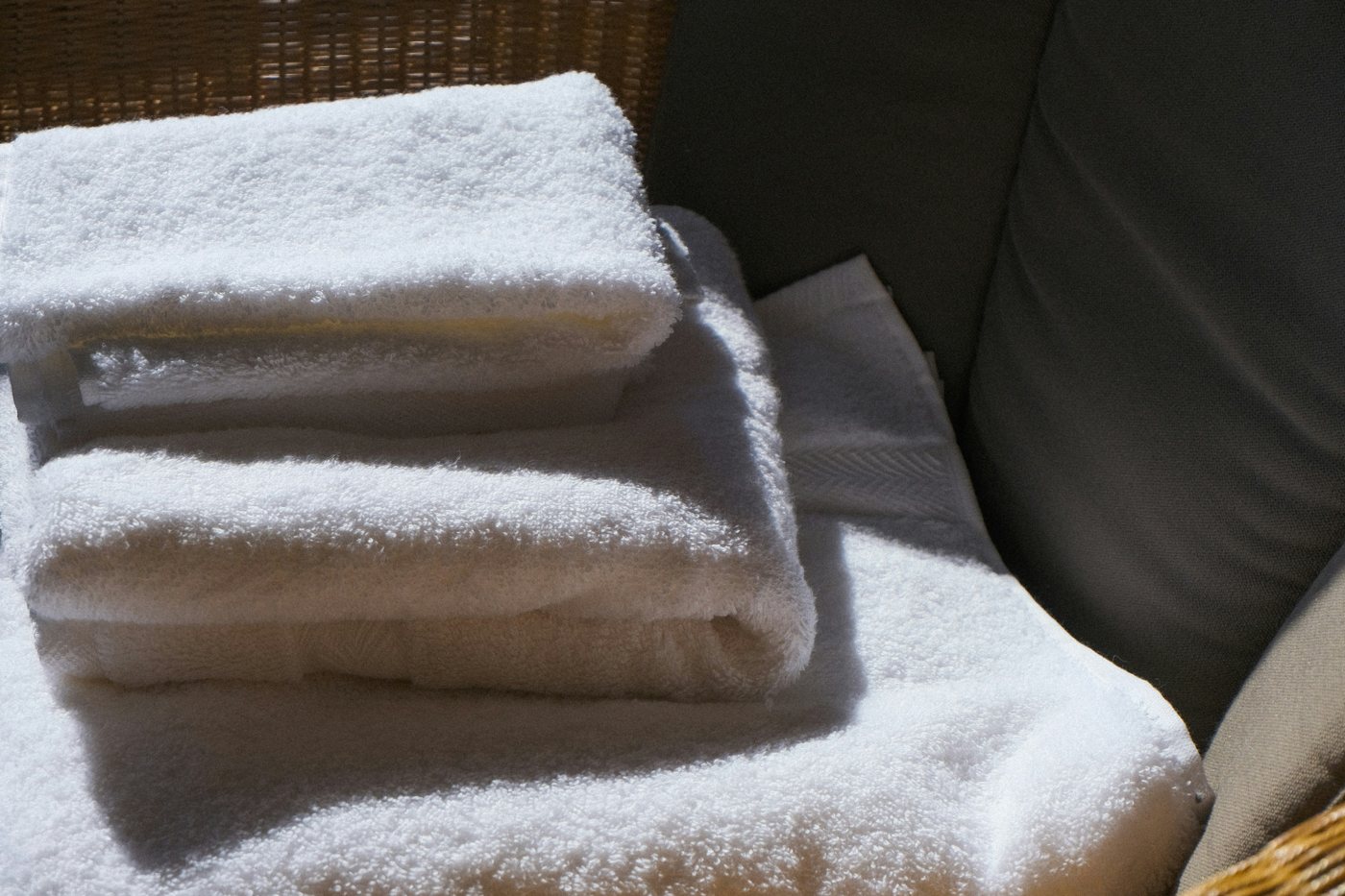 Serviettes blanches pliées, prêtes pour l'arrivée des voyageurs