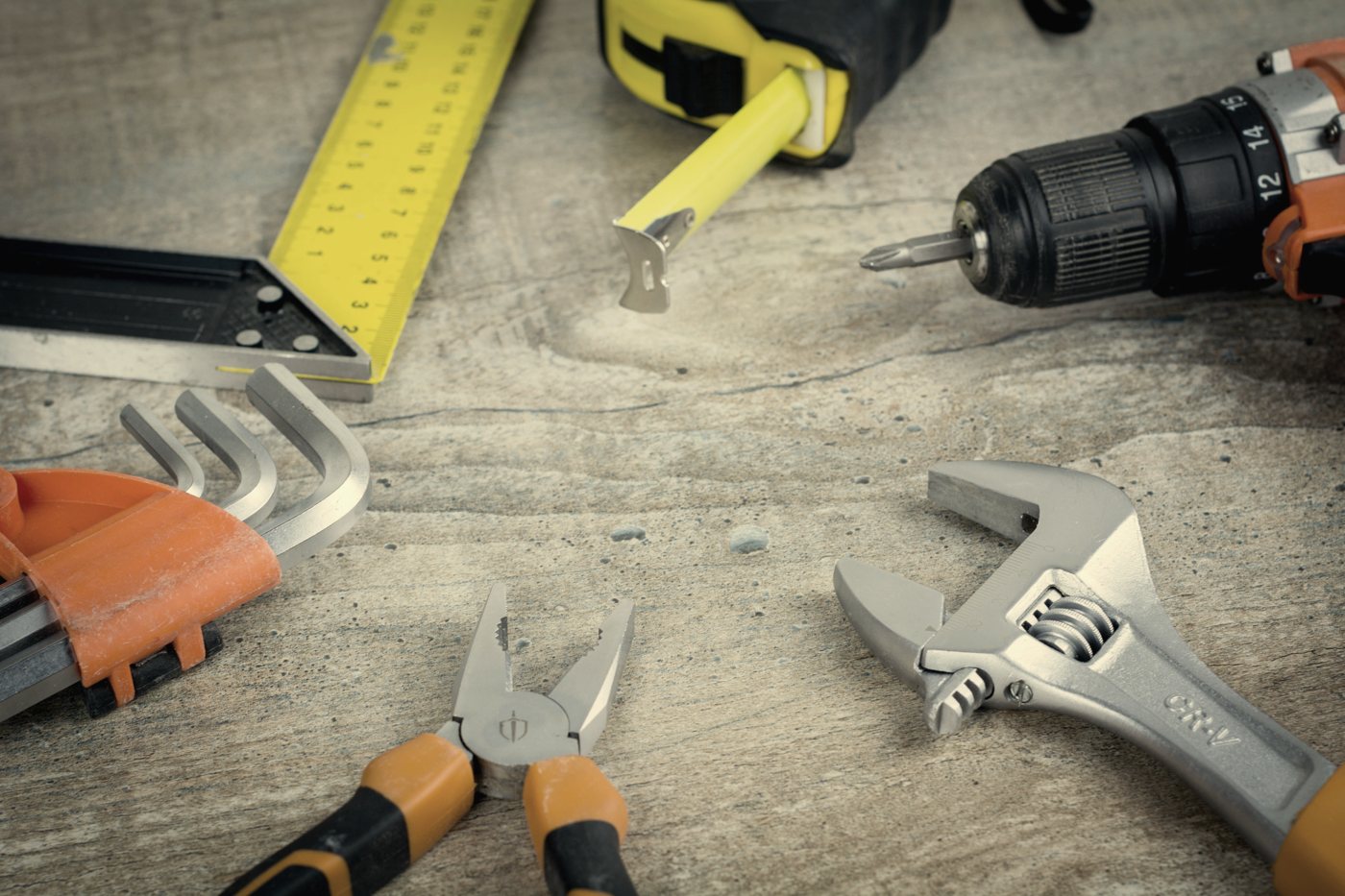 Outils de maintenance posés sur un plan de travail